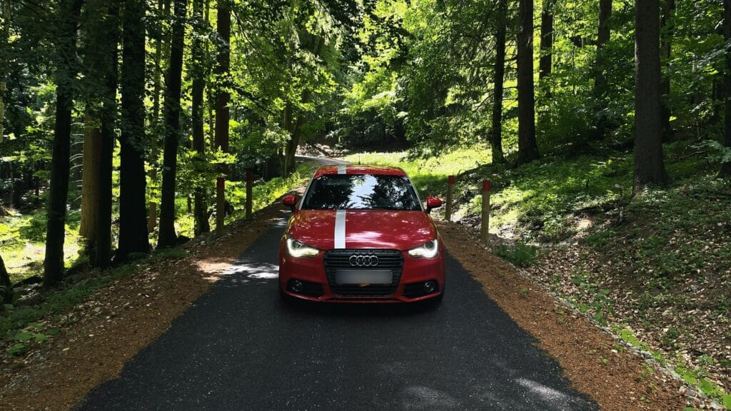 audi a1 na lesnej ceste, hriňová